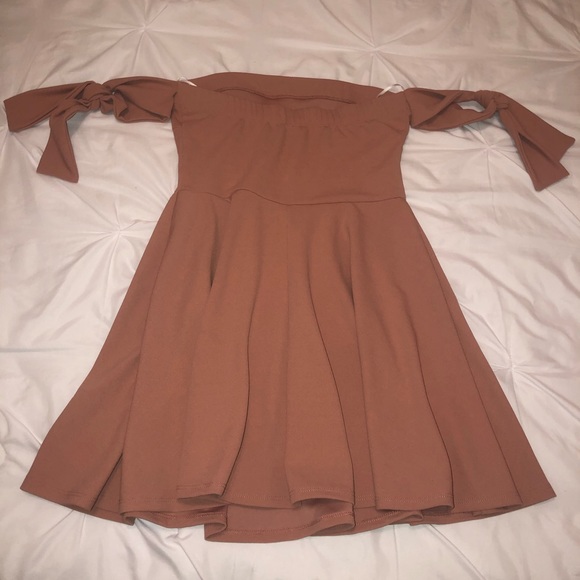 NWT Windsor Off the Shoulder Tie Sleeve Dress - Picture 4 of 5